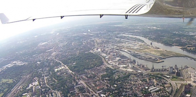 Flight over Hamburg - following the footsteps of Allied bombers